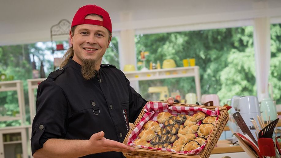 Brötchen in verschiedenen Formen und Sorten: Axel Schmitt prüft heute das Bäckerhandwerk der Kandidat:innen.