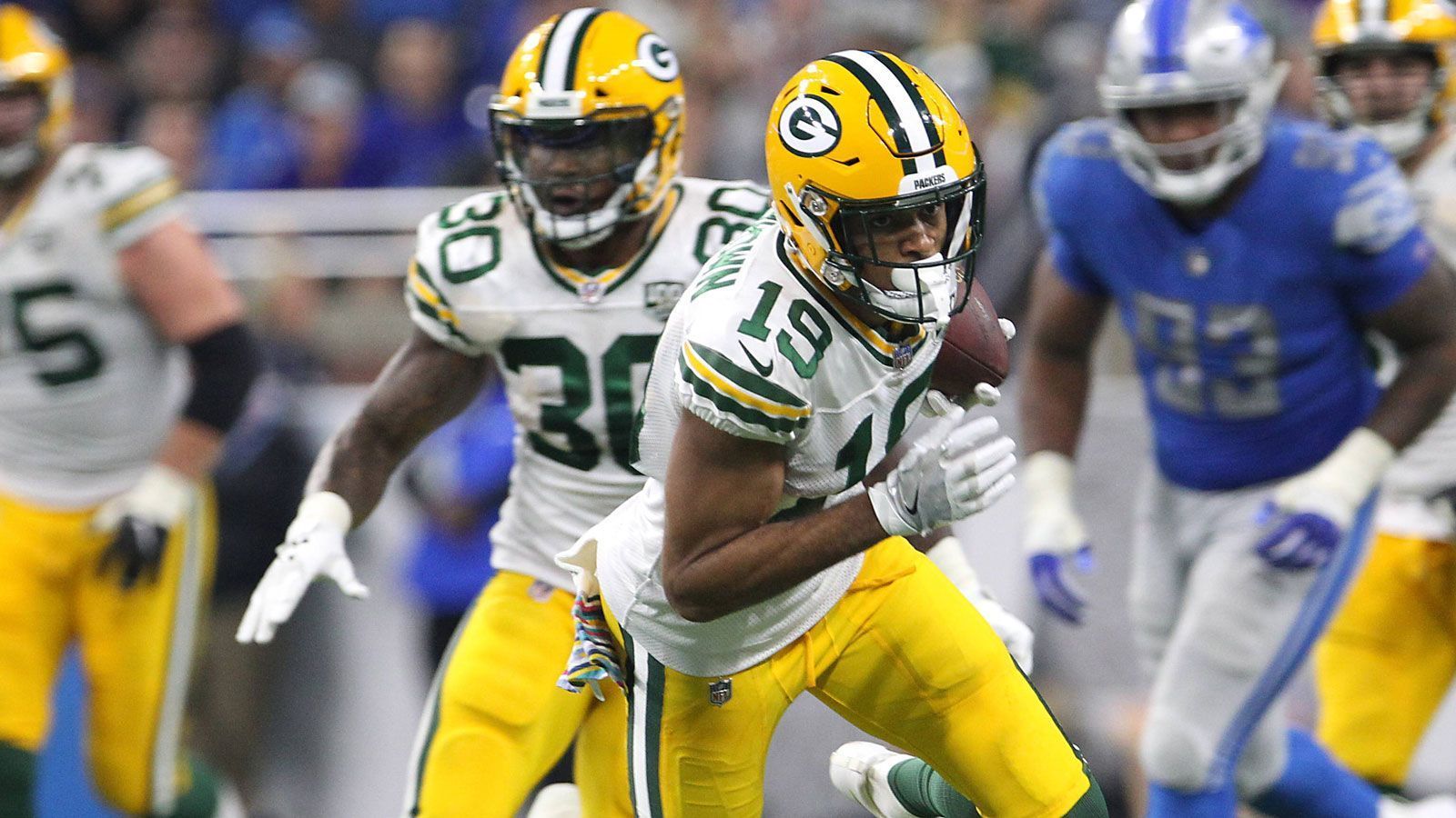 
                <strong>Gewinner: Equanimeous St. Brown</strong><br>
                Er ist in der NFL angekommen. Gegen die Detroit Lions gab es nicht nur den ersten richtigen Einsatz für den Deutschen, sondern auch seine ersten Receptions. Er hat seine Chance durchaus genutzt, bei der 23:31-Niederlage fing er drei Pässe von Quarterback-Superstar Aaron Rodgers mit 89 Yards Raumgewinn. Gerne mehr davon! 
              