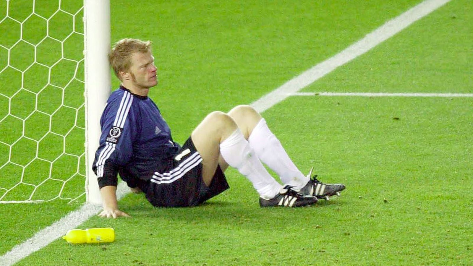 
                <strong>Oliver Kahn</strong><br>
                Oliver Kahn absolvierte zwischen 1993 und 2006 86 Länderspiele für die deutsche Nationalmannschaft. 2002 führte er als Kapitän und bester Spieler des Turniers die DFB-Elf ins WM-Finale gegen Brasilien. Ausgerechnet beim 0:2 im Finale unterlief dem bis dato überragenden Kahn ein Fehler, der die deutsche Mannschaft mit 0:1 ins Hintertreffen brachte. Unvergessen sein Bild nach Abpfiff, als er am Pfosten lehnte. Mit dem FC Bayern gewann er auf Klubebene 2001 die Champions League, 1996 den UEFA Cup und wurde feierte acht Meistertitel sowie sechs Pokalsiege. Zwischen 1999 und 2002 war er dreimal Welttorhüter, viermal Europas Torhüter des Jahres sowie 2000 und 2001 deutscher Fußballer des Jahres.
              