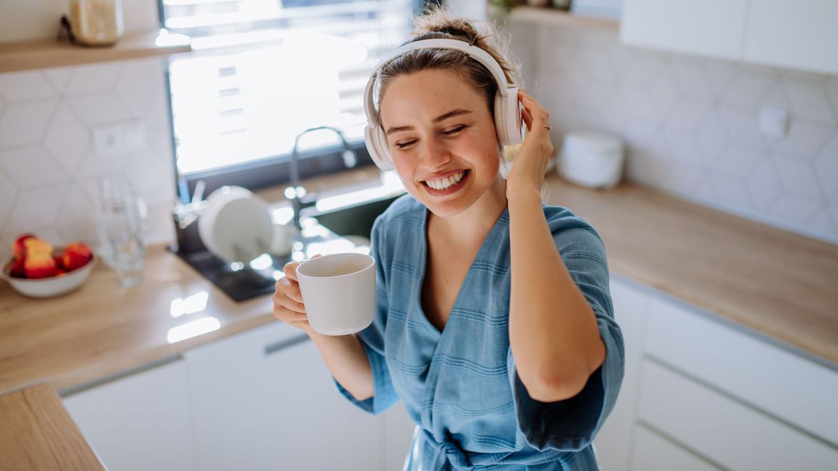 Eine Frau hört Musik