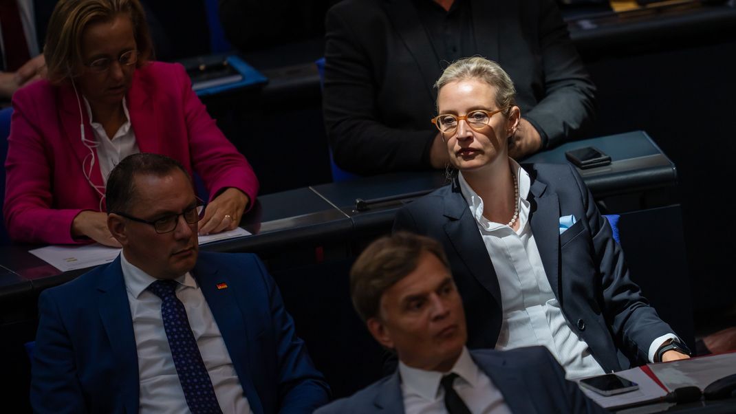 AfD-Chefin Alice Weidel ist nach Angaben ihres Teams von Sicherheitskräften aus ihrer Wohnung gebracht worden.