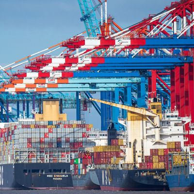 Schiffe liegen im Containerhafen von Bremerhaven