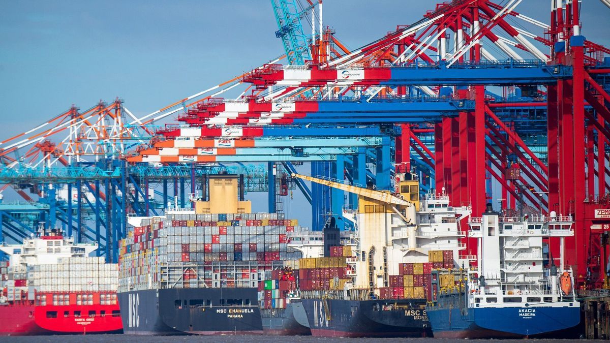 Schiffe liegen im Containerhafen von Bremerhaven