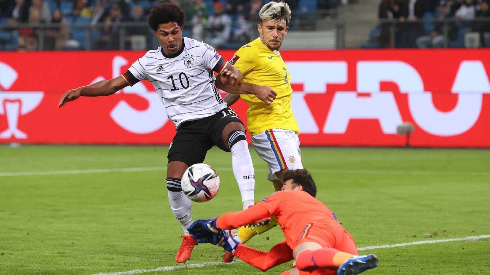 
                <strong>Serge Gnabry</strong><br>
                Macht mit fortschreitender Spielzeit immer mehr Dampf über die rechte Seite, findet dabei aber nur selten seine Mitspieler. Mit seinen Abschlüssen sorgt er für viel Gefahr und belohnt sich nach Wiederanpfiff mit einem sehenswerten Tor. ran-Note: 1
              