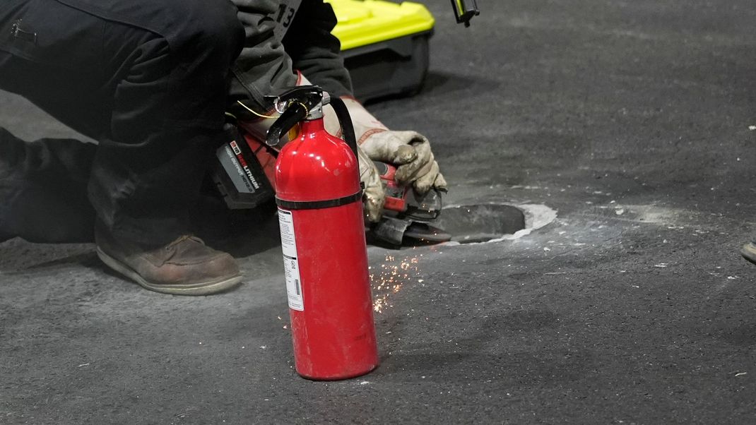 Ein einzelnes defektes Abflussrohr hat in Las Vegas für den Abbruch des mit Spannung erwarteten Formel-1-Auftakttrainings gesorgt.