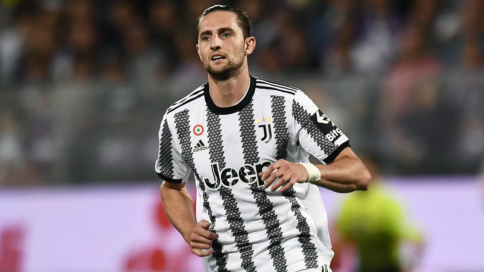 
                <strong>Adrien Rabiot</strong><br>
                Ebenfalls von Paris St. Germain kam im Sommer 2019 Mittelfeldspieler Adrien Rabiot ablösefrei nach Turin. Nachdem sich das PSG-Eigengewächs weigerte, seinen Vertrag bei den Franzosen zu verlängern, schlug Juve einmal mehr bei einem Spieler zu, dessen Kontrakt auslief. Mittlerweile hat der 27-Jährige 129 Pflichtspiele für die "Alte Dame" bestritten, sein Vertrag läuft noch bis 2023. 
              
