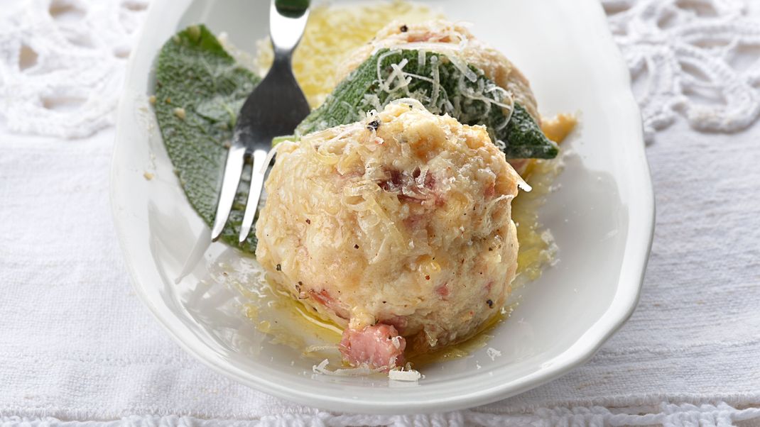 Bayerische Semmelknödel: Die perfekten Begleiter für deftige Speisen.