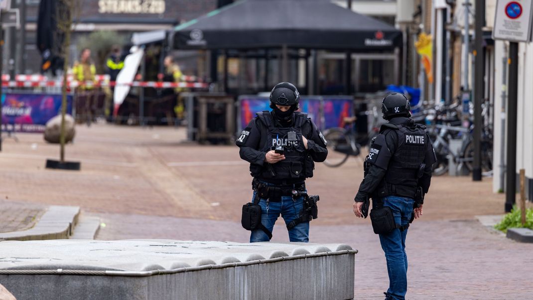 Niederlande, Ede: Polizisten einer niederländischen Spezialeinheit sichern die Umgebung des Tatorts ab. 