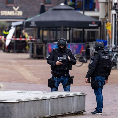 Niederlande, Ede: Polizisten einer niederländischen Spezialeinheit sichern die Umgebung des Tatorts ab. 