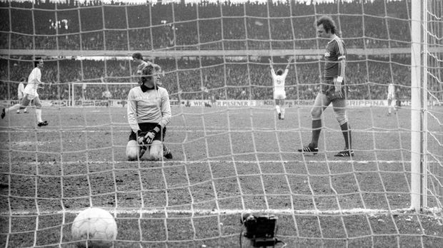 
                <strong>Platz 10 - Franz Beckenbauer</strong><br>
                Eigentore: 4Bundesliga-Spiele: 424Vereine: FC Bayern München, Hamburger SV
              