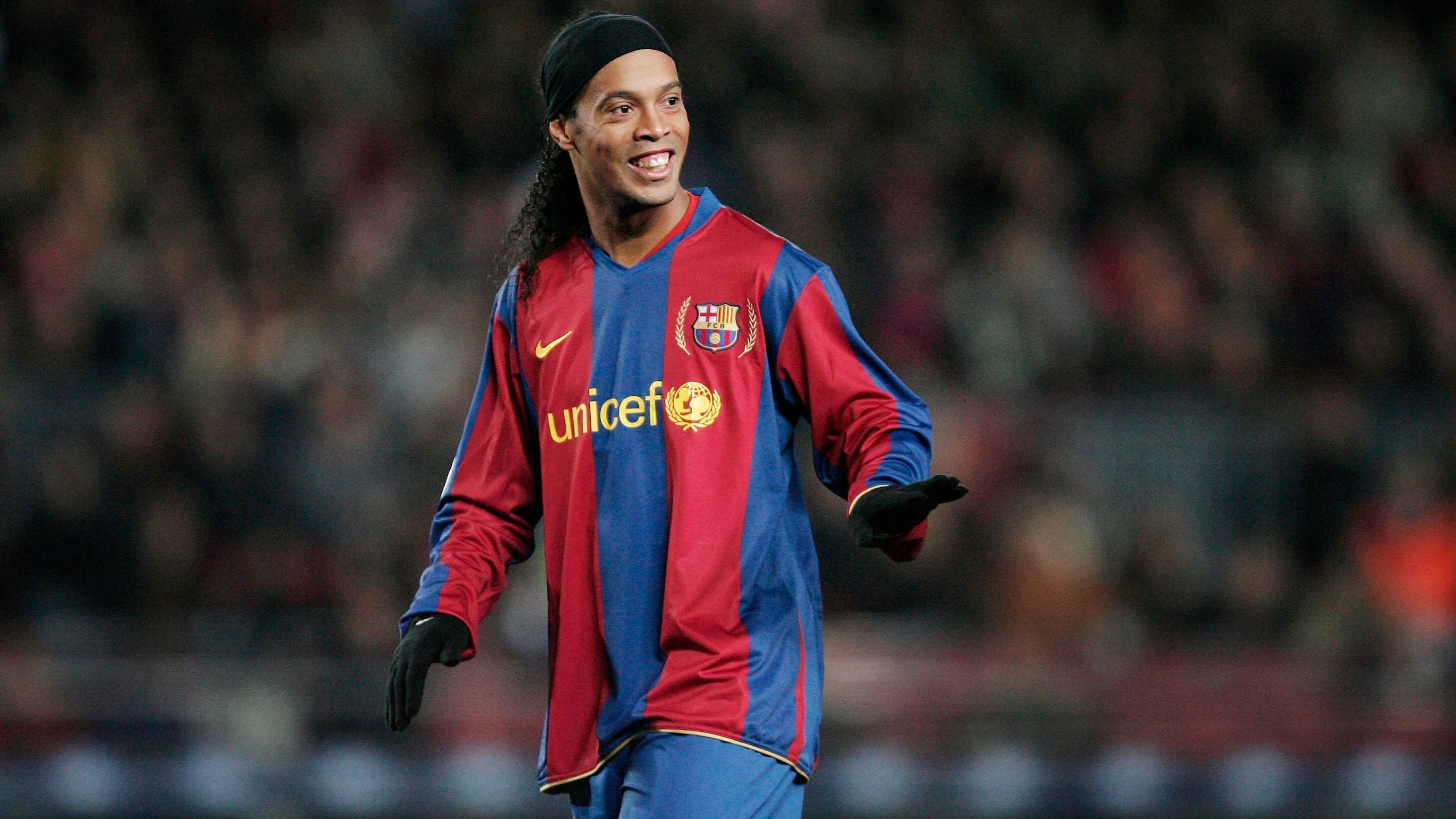 
                <strong>2005: Ronaldinho </strong><br>
                &#x2022; Nationalität: Brasilien <br>&#x2022; damaliger Verein: FC Barcelona <br>
              