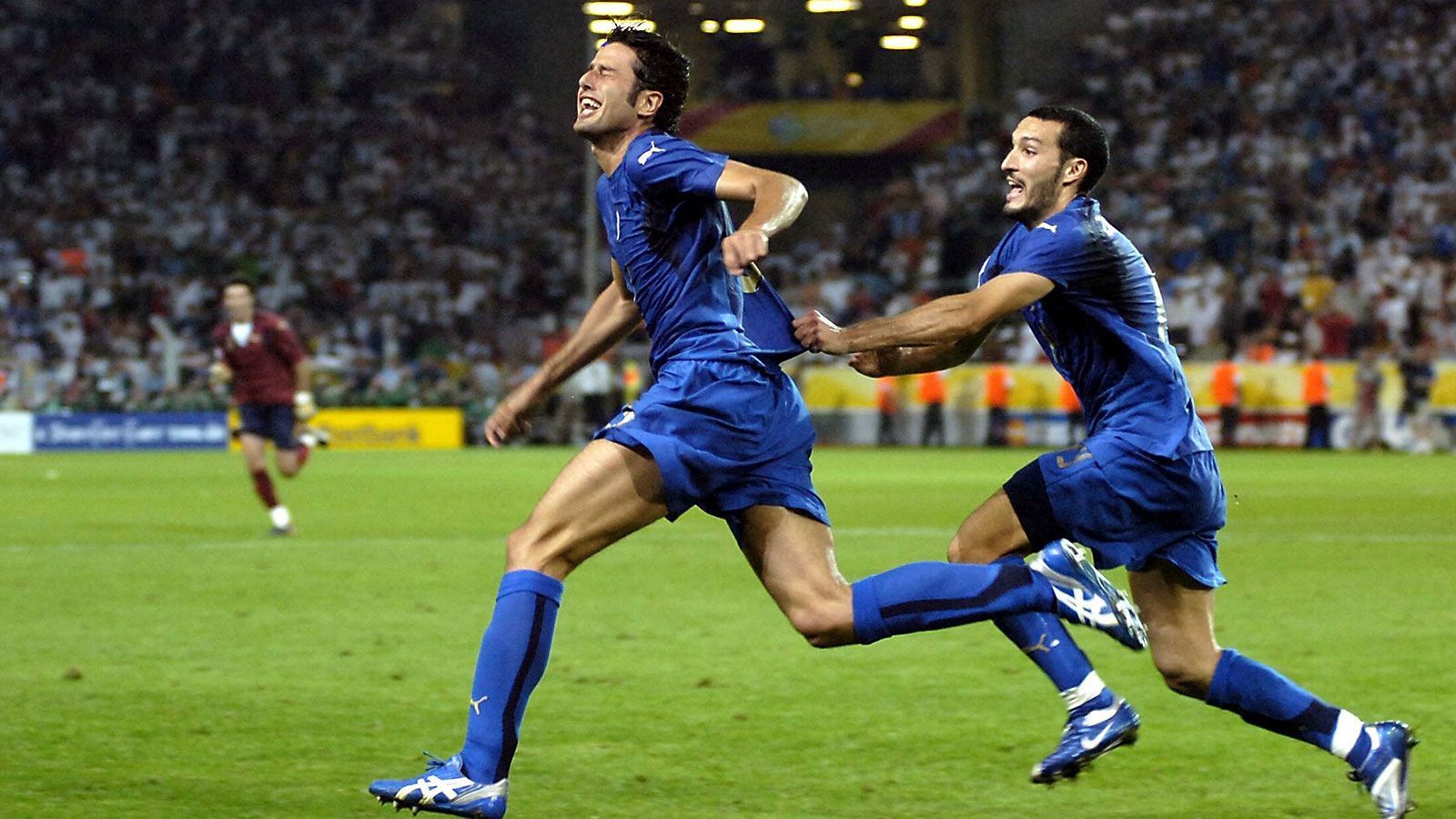 
                <strong>Fabio Grosso (Italien)</strong><br>
                WM 2006 in Deutschland: "Grande Grosso" – Die Tifosi feierten Fabio Grosso, den deutschen Fans zerstörte der Linksverteidiger vom US Palermo das Sommermärchen. Mit seinem Schlenzer zum 1:0 in der Verlängerung im Halbfinale gegen Deutschland schrieb er Geschichte. Nach der WM verschwand er gefühlt wieder in der Versenkung, auch wenn er mit Olympique Lyon und Juventus Turin jeweils noch nationale Meisterschaften feierte.
              