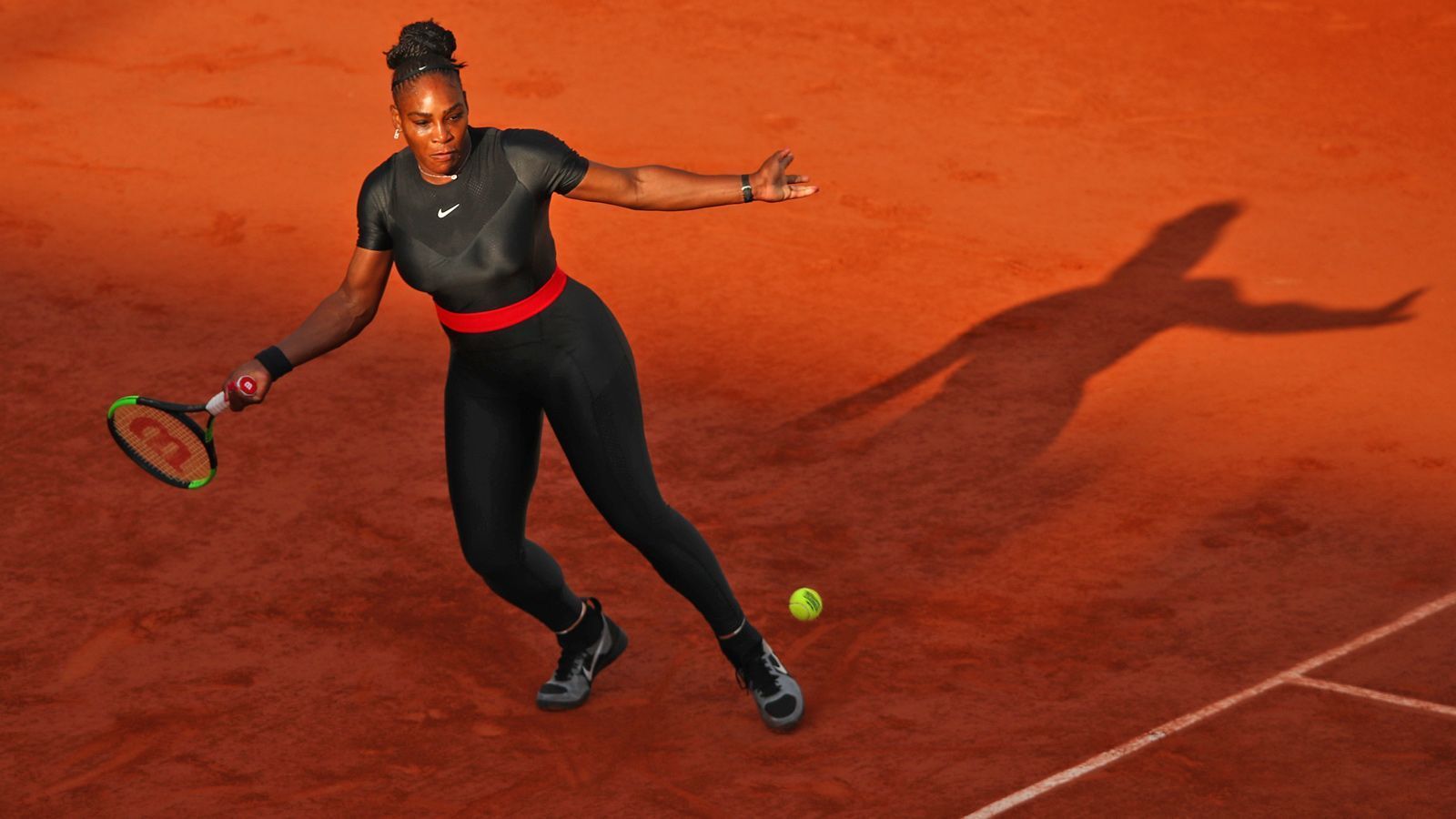 
                <strong>Serena Williams - French Open 2018</strong><br>
                Es war ein aufsehenerregendes Comeback! Bei den French Open 2018 spielte Williams erstmals nach der Geburt ihrer Tochter 2017 wieder ein Grand Slam - aber nicht ohne sich dafür ein einzigartiges Tennis-Outfit ausgesucht zu haben. "Wir designen immer lange vorher", sagte sie damals. Der schwarze, hautenge Ganzkörperanzug mit rotem Taillengürtel war nicht aus einer spontanen Laune heraus entstanden. Es sollte eine starke, kraftvolle Botschaft an Mütter sein, die nach ihrer Schwangerschaft wieder fit werden wollen.
              
