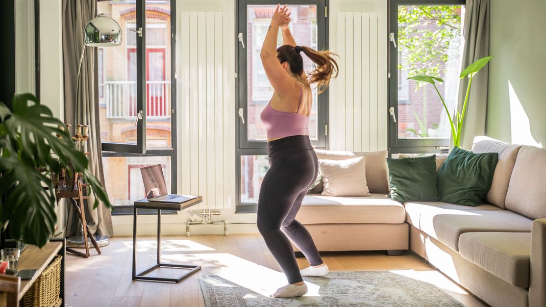 Jumping Jacks sind eine super Möglichkeit, um deinen ganzen Körper zu trainieren und zu kräftigen.