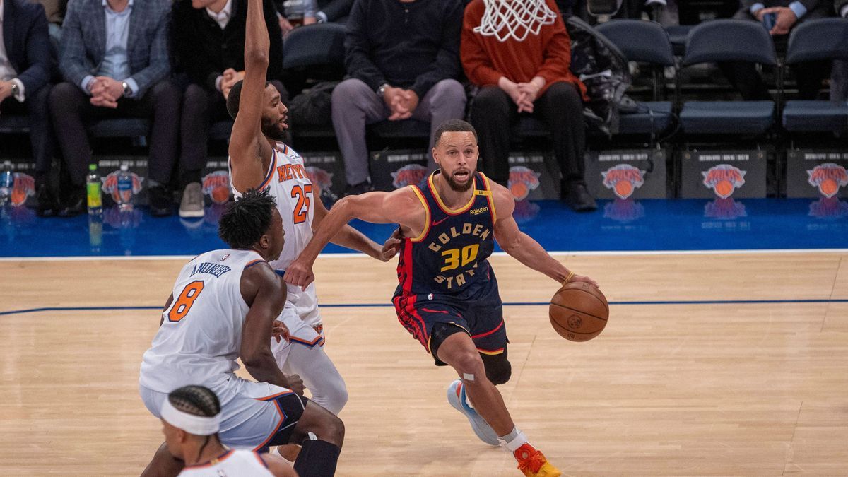 Stephen Curry (R) of the Golden fights for the ball with Mikal Bridges of the Knicks during a game between the New York Knicks and the Golden State Warriors at Madison Square Garden in New York, EE...