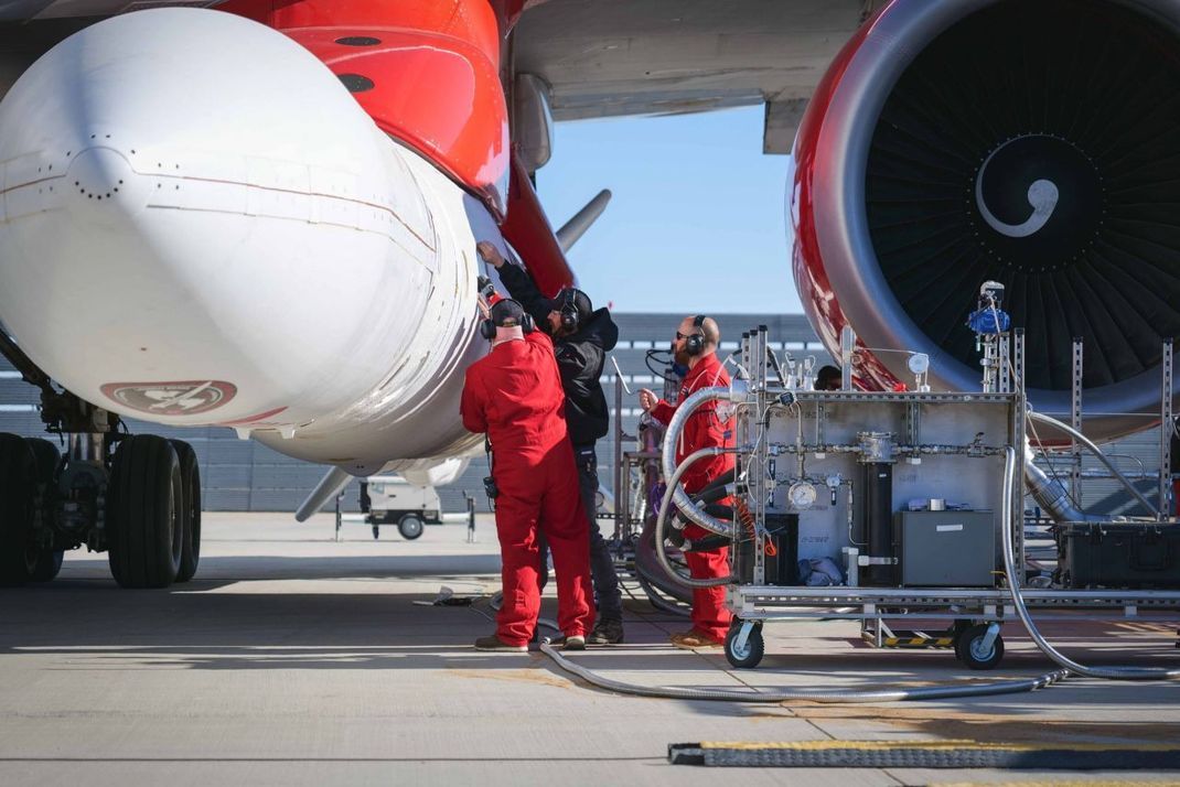 Sie nennt sich zwar Kleinrakete, ist im Größenvergleich zum Menschen aber ein Koloss. Sie hängt zwischen Rumpf und dem ersten Flugzeugtriebwerk.