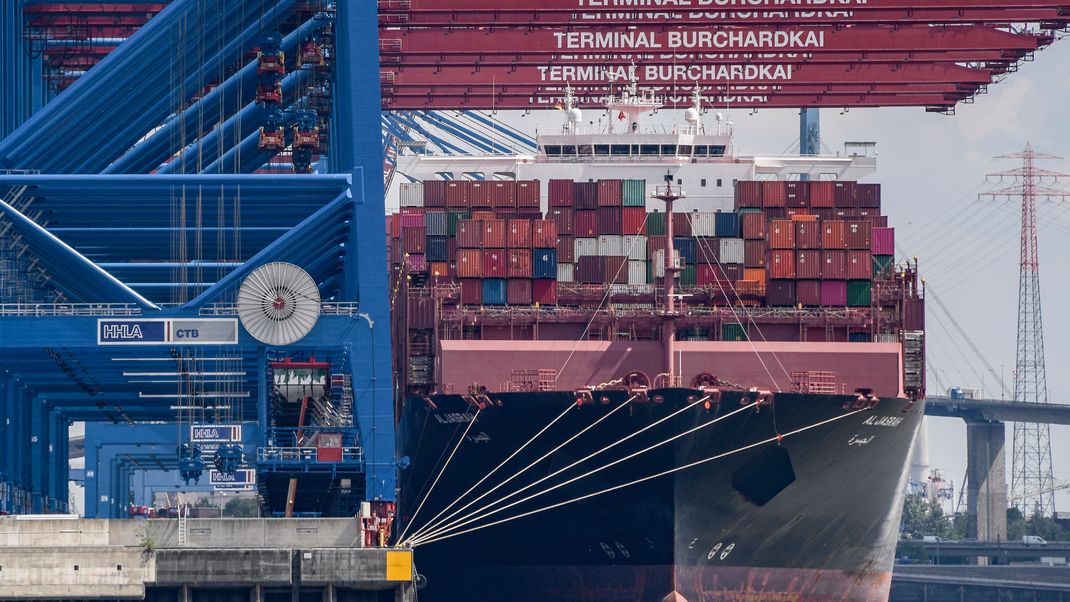 Der Containerfrachter "Al Jasrah" wird am Terminal Burchardkai entladen.