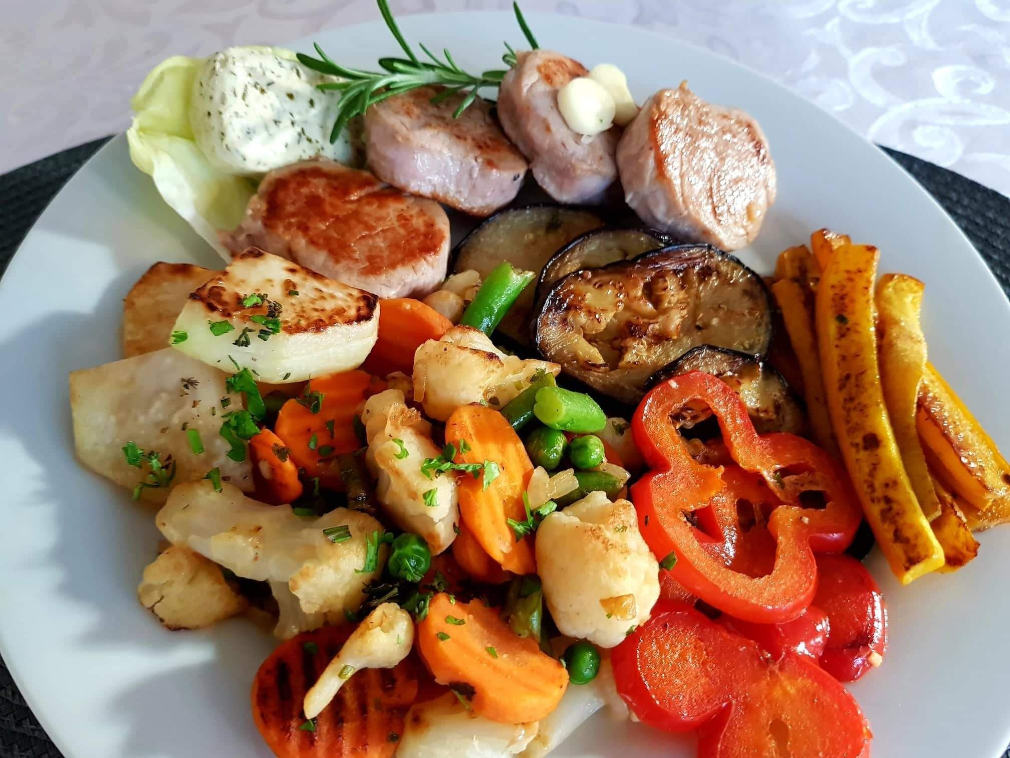 Schweinemedaillons mit Buttergemüse