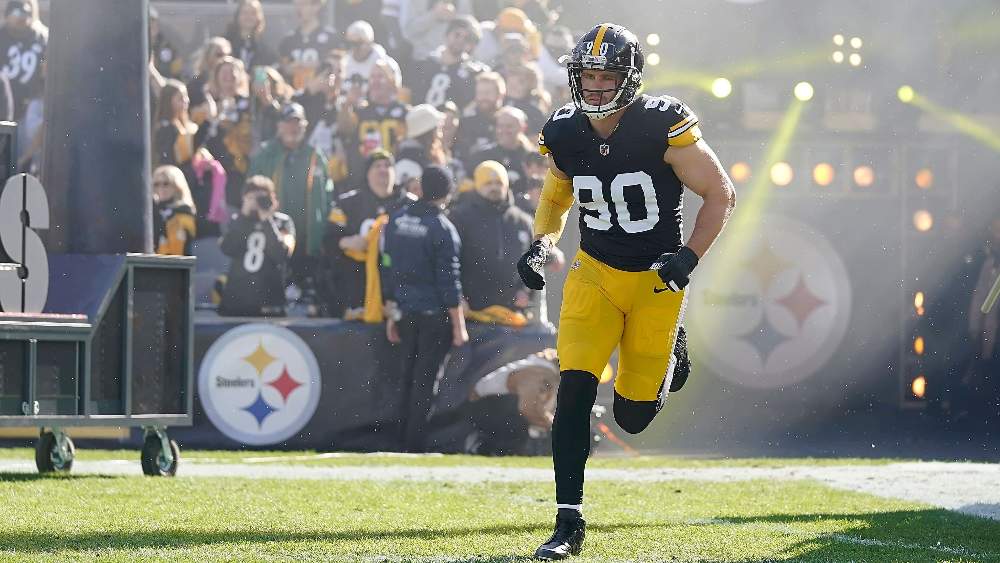 <strong>Defensive Player of the Year: T.J. Watt (Linebacker, Pittsburgh Steelers)</strong><br>Was für eine Saison von T.J. Watt! Mit 19 Sacks führte er die Liga ebenso an wie bei der Zahl der Quarterback Hits (36). Erstmals in seiner Karriere erzielte Watt sogar einen Touchdown nach Fumble Recovery. Bereits 2021 wurde er zum Defensive Player of the Year gewählt, auch in diesem Jahr war er der dominante Spieler auf dieser Seite des Balls.