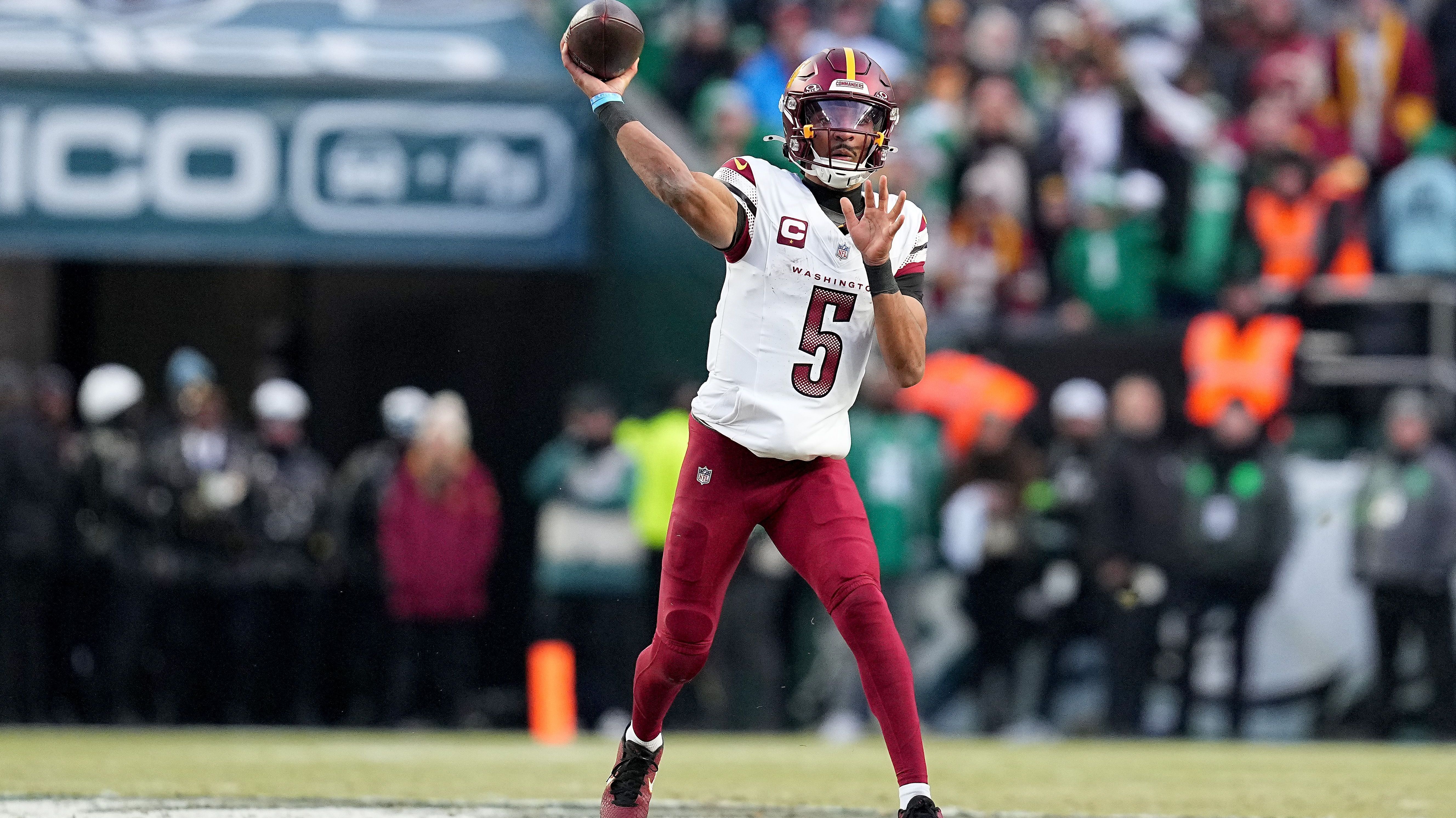 <strong>Jayden Daniels (Washington Commanders)</strong><br><strong>Position</strong>: Quarterback / Running Back<br><strong>Alter in 2028</strong>: 27<br>Als Flag-Football-QB musst du auch ein guter Läufer sein. Allerdings darfst du erst die Line of Scrimmage passieren, nachdem du den Ball einmal abgegeben hast und dann zum Beispiel durch einen Lateral wieder bekommst. Daniels ist in 2028 erst 27 und der perfekte Dual-Threat-QB.