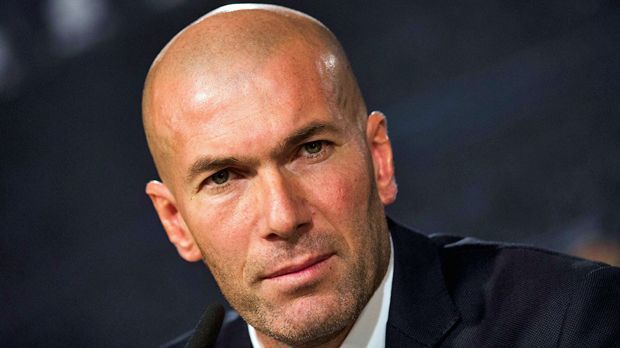 
                <strong>Real Madrid - 21 Trainer</strong><br>
                Real Madrid - 21 Trainer: Die Spanier sind sozusagen der Verschleiß-Meister bei den Trainern in den vergangenen 20 Jahren. Zinedine Zidane ist seit einige Tagen der 21. Coach der Madrilenen seit 1996. Einige, wie Vicente del Bosque oder Jose Antonio Camacho, bekleideten das Traineramt bei Real während dieser Zeitspanne gleich mehrere Male. Unter den verschlissenen Trainern sind mit Jupp Heynckes und Bernd Schuster auch zwei Deutsche. Heynckes wurde 1998 sogar trotz des Gewinns der Champions League gefeuert.
              