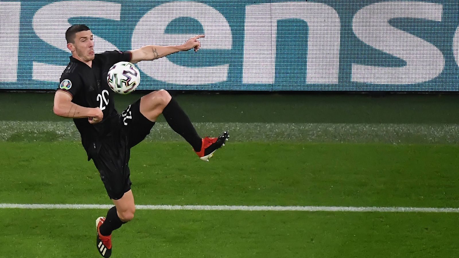 
                <strong>Linker Außenverteidiger: Robin Gosens</strong><br>
                Gegen Portugal spielte Gosens überragend, gegen Ungarn war er abgemeldet. Nun gegen England sollte er aufgrund der Spielweise der "Three Lions" wieder mehr Platz für seine Flankenläufe bekommen. Was genauso für Kimmich auf der anderen Seite gilt. Vor diesem Duo hat die englische Presse Respekt, die englische Mannschaft vermutlich auch. Die beiden Außenverteidiger könnten der Schlüssel zum Erfolg werden.
              