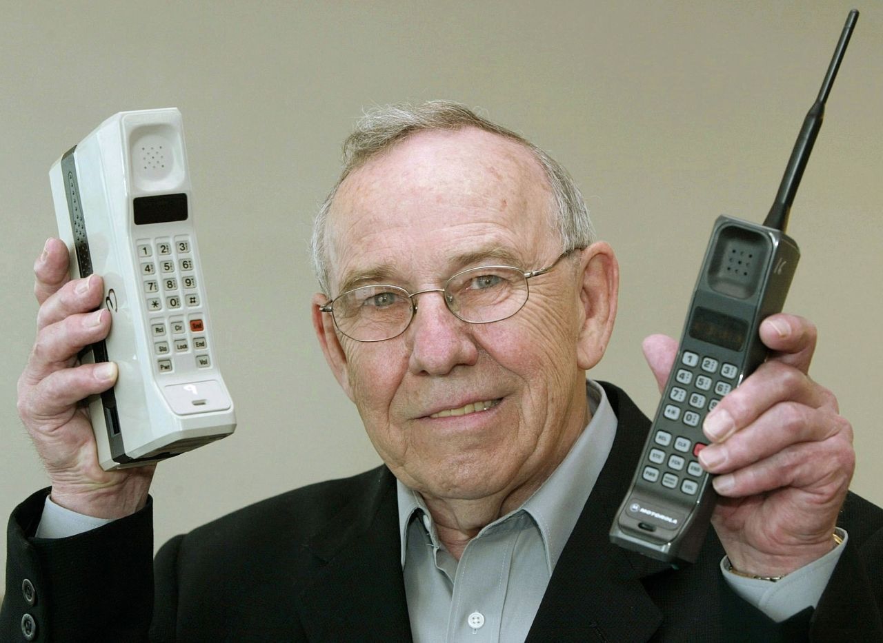 Rudy Krolopp designte das erste Handy der Welt: das Motorola DynaTAC 8000X (links). Das Motorola International 3200 (rechts) ist das erste Handy, das internationale Gespräche möglich machte. 