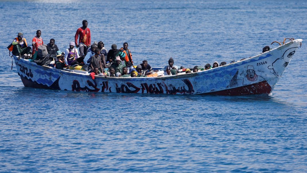 Flucht übers Meer birgt große Gefahren: Hier warten Migranten im Hafen von Arguineguin (Gran Canaria) darauf, an Land zu dürfen. In Mosambik kamen 90 Menschen bei einem Schiffsunglück ums Leben.