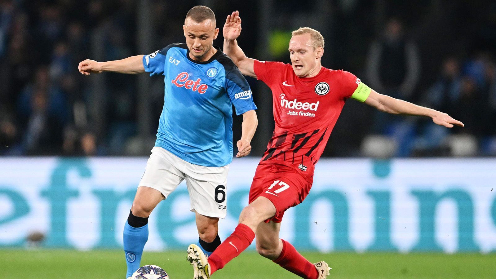 
                <strong>Sebastian Rode</strong><br>
                Kämpferisch agiert Rode stark, gewinnt vor allem in der ersten Halbzeit viele Zweikämpfe, vereitelt kurz vor der Halbzeit zudem einen gefährlichen Angriff von Neapel. Dafür leitet kurz darauf seine schwache Ballannahme das Gegentor zum 0:1 ein. Diese spielentscheidende Szene bleibt haften. Nach 74 Minuten erfolgt die Auswechslung. ran-Note: 4   
              