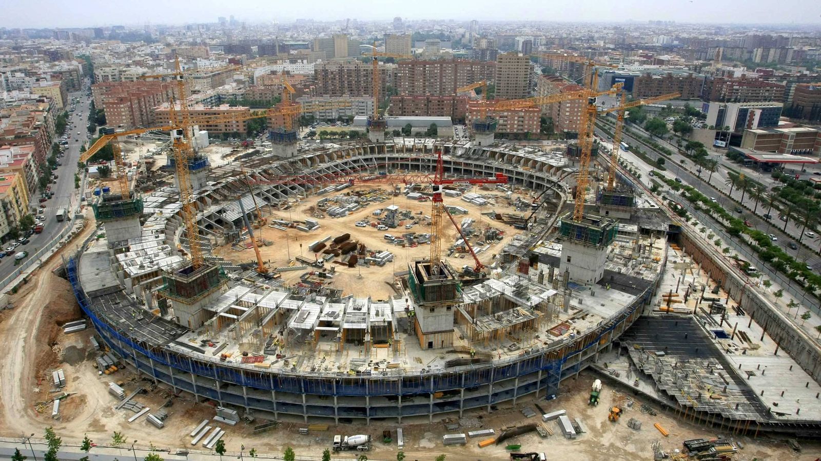 
                <strong>FC Valencia</strong><br>
                Eines der langwierigsten Stadion-Projekte des 21. Jahrhunderts wird in Valencia umgesetzt bzw. eben gerade nicht umgesetzt. 2007 begann der Bau des Nou Mestalla, doch nur zwei Jahre später wurden die Arbeiten aufgrund von Finanzierungsproblemen gestoppt. Seitdem verzögert sich der geplante Fertigstellungstermin immer wieder. Nun soll das Stadion offenbar bis 2021 eröffnet werden und dann 75.000 Zuschauern Platz bieten.
              