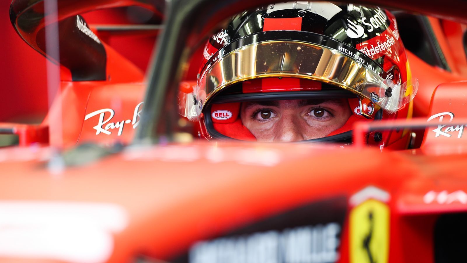 <strong>Platz 5: Carlos Sainz (Ferrari)</strong><br>Der Pechvogel des Wochenendes. Weil ein Gully-Deckel sich löste und seinen Wagen schwer beschädigte, mussten einige seiner Komponenten ausgetauscht werden. Die Folge war eine Grid-Strafe über zehn Plätze, die für einen Aufschrei in der Motorsport-Welt sorgte. Davon unbeeindruckt fuhr Sainz von hinten auf einen tollen sechsten Platz.&nbsp;