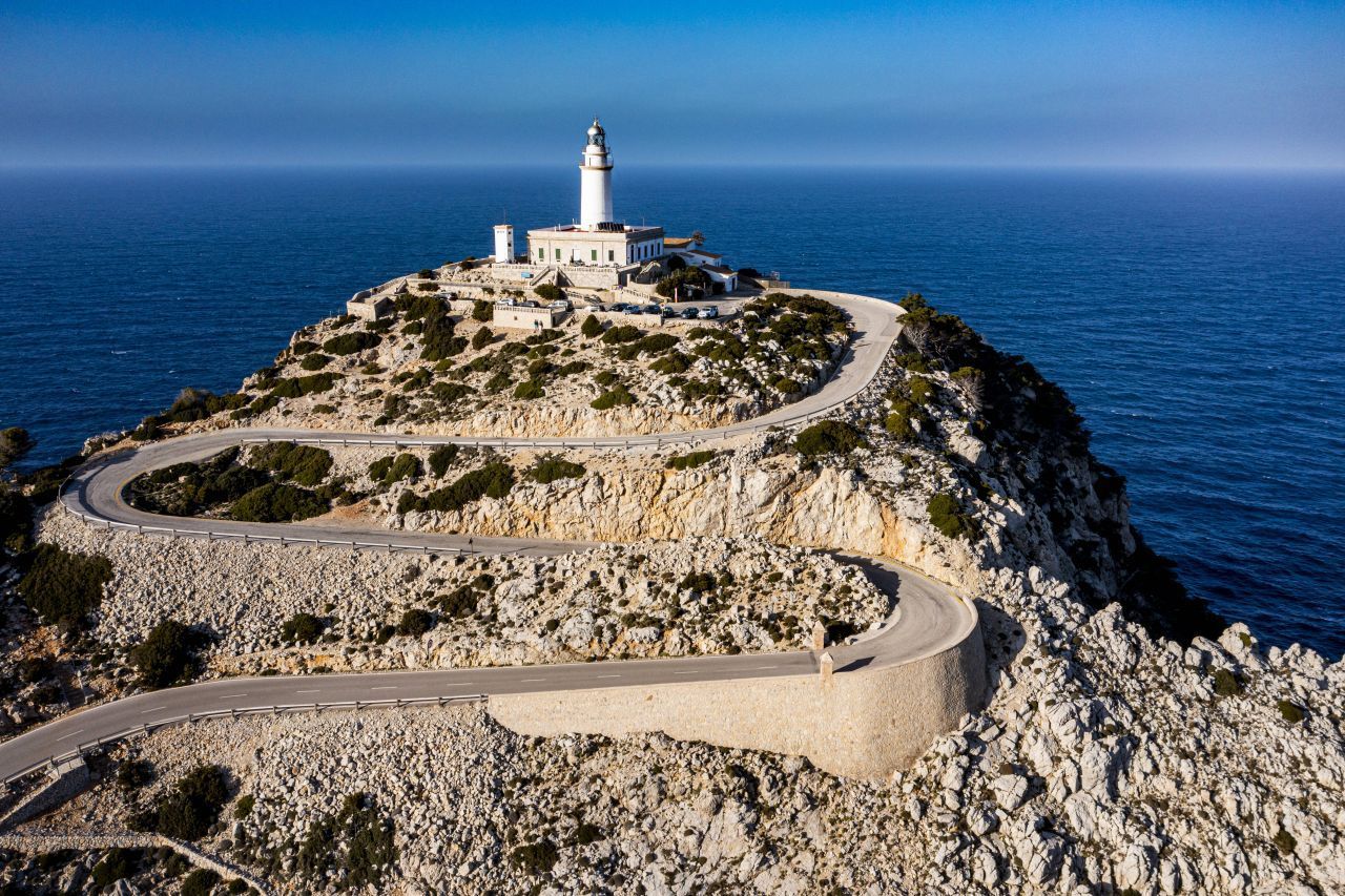 Eine bessere Aussicht hat man nirgendwo: Am Cap de Formentor, dem nördlichsten Zipfel Mallorcas, erhebt sich die Steilküste knapp 400 Meter über den Meeresspiegel. Ganz oben thront der seit 1863 betriebene Leuchtturm. Wer sich satt gesehen hat, kann den Natur-Lehrpfad entlang wandern, bis fast zum Meer hinunter. Im Sommer ist die Zufahrt zum Kap für Autos gesperrt, Shuttle-Busse verkehren stündlich von Alcúdia aus. Die Busse 