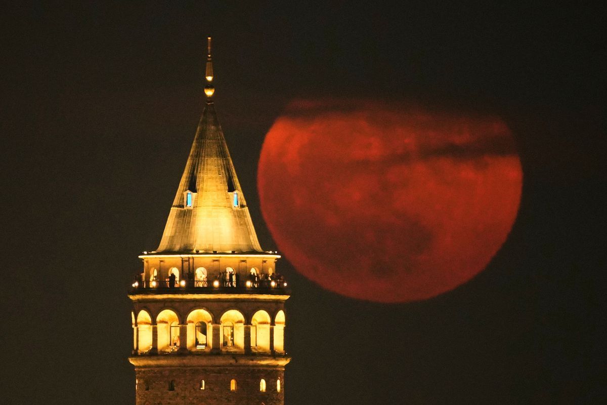 Istanbul (Türkei): Der Junimond geht hinter dem Galataturm auf.