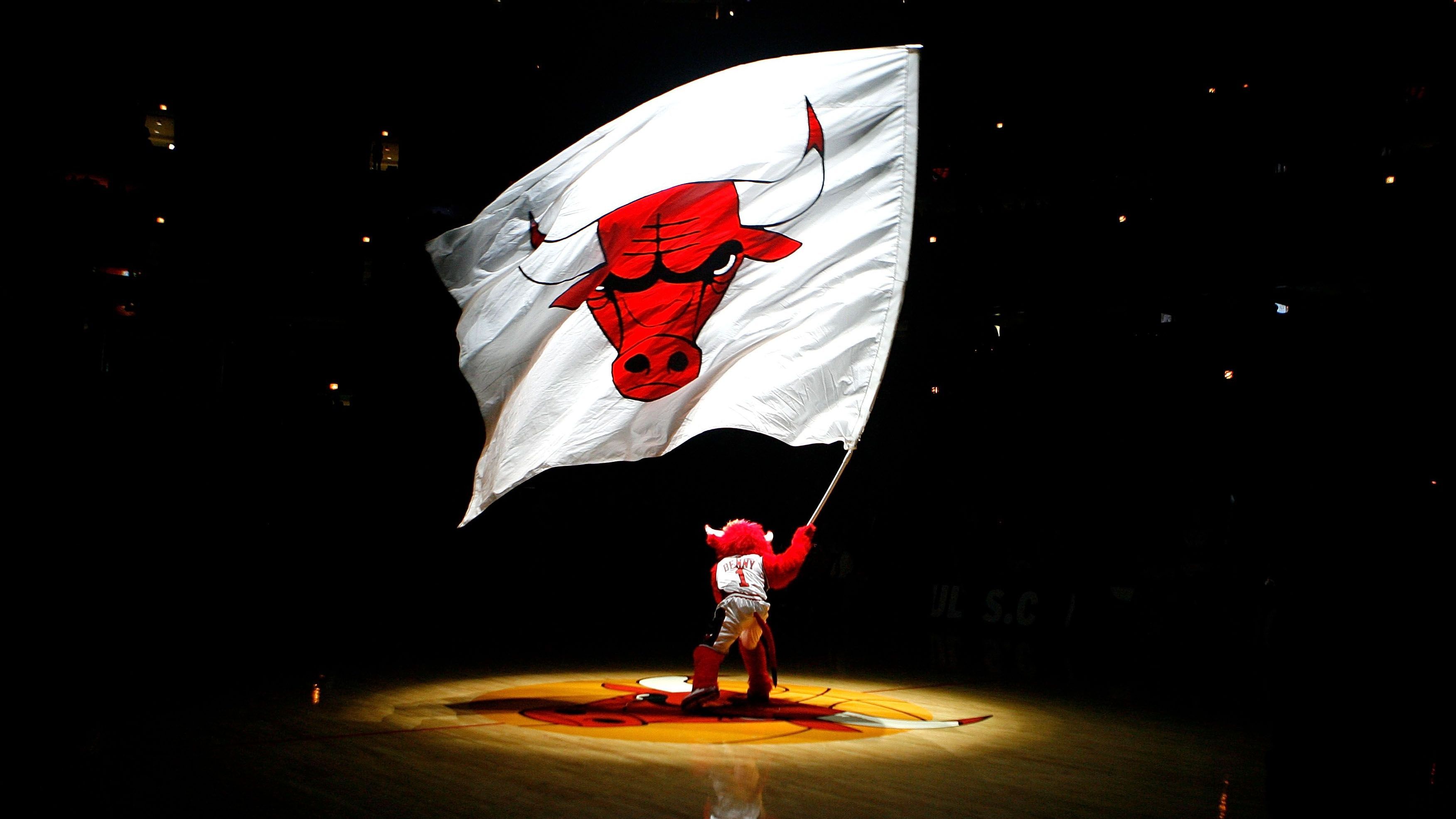 <strong>Chicago Bulls</strong><br>Als Besitzer Richard Klein sein Team 1966 in die NBA brachte, wollte er der boomenden Fleischverarbeitungs-Industrie Tribut zollen. "Wir waren die Fleischhauptstadt der Welt", so Klein, der erst Matadors oder Toreadors im Sinn hatte. Sein Sohn bezeichnete diese als "a bunch of bull" („einen Haufen Blödsinn“) – und wurde der Legende nach damit der Namensgeber. Der Bulle steht für Stärke und Kraft und führt die Tradition Chicago-Teams mit einer Silbe (Bears, Cubs, Socks, Hawks) fort.