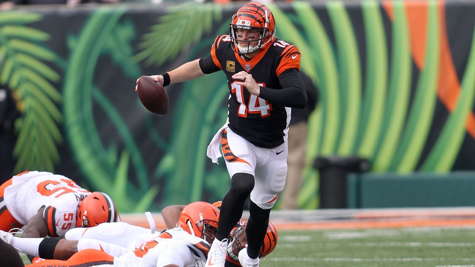 
                <strong>Andy Dalton (Cincinnati Bengals)</strong><br>
                Auch, wenn viele NFL-Experten zuletzt unkten, dass die "Red Rifle" bei den Bengals bedenklich wackeln und zur Disposition stehen könnte, so bekannte sich der neue Head Coach Zac Taylor zuletzt zu seinem Quarterback. Nichtsdestotrotz zeigen diese Gerüchte: Dalton ist in Cincinnati nicht mehr unumstritten. Das war bei den Bengals schon einmal anders.
              