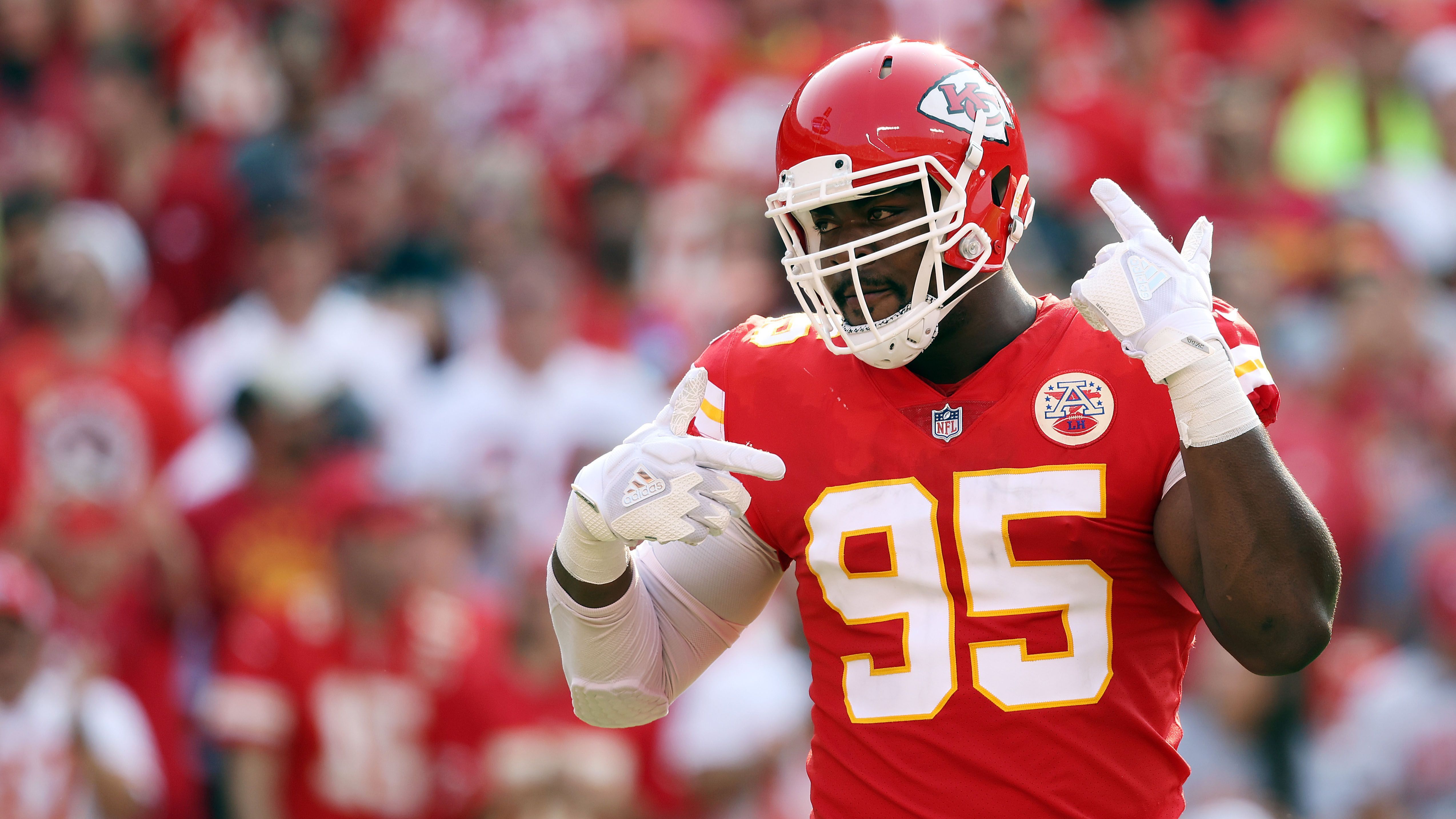 
                <strong>Chris Jones (Kansas City Chiefs)</strong><br>
                Auch Mahomes' Teamkollege Chris Jones erlebt derzeit eine Saison, die durch mehr Tiefen als Höhen geprägt ist. Aufgrund einer Handgelenksverletzung verpasste der 27-Jährige zwei Spiele, doch auch wenn er auf dem Feld stand, kann er nicht die erhofften Impulse setzen. Jones wechselte vor der Saison die Position, spielt statt Defensive Tackle nun Defensive End. Gerade den Lauf kann er so - anders wie früher - nicht so gut verteidigen und steht damit gewissermaßen sinnbildlich für die schwache Chiefs-Defense. 
              