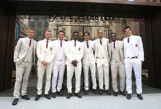 
                <strong>Der AC Milan im besonderen Look</strong><br>
                Ein etwas anderers Teamfoto: Stolz präsentiert sich die Mannschaft vor dem Shop.
              