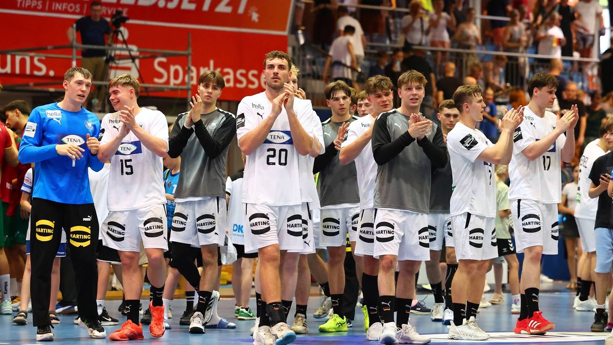 Die deutsche Mannschaft applaudiert in Richtung Fans Deutschland vs Portugal, Handball, U21, U 21 Laenderspiel, 14.06.2025 Deutschland vs Portugal, Handball, U21-Laenderspiel, 14.06.2025 Bielefeld ...