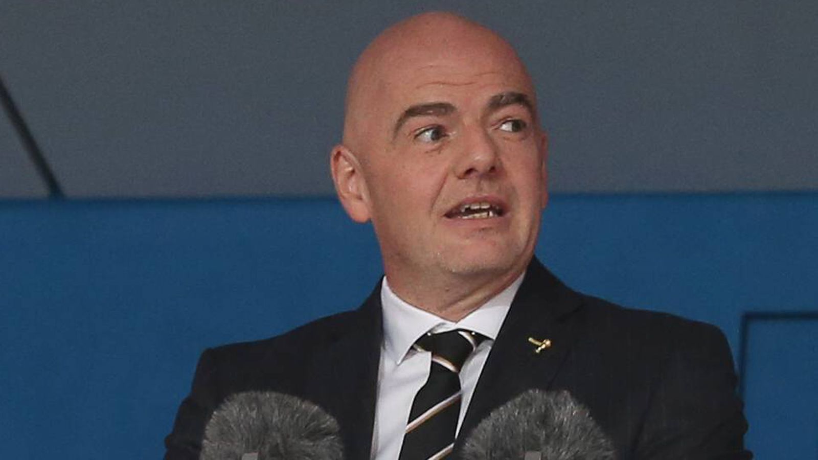 
                <strong>WM 2018: So lief die Eröffnungsfeier</strong><br>
                Auch Fifa-Präsident Gianni Infantino hielt eine Rede. "Mit dem heutigen Tag beginnt der Monat des Fußballs. Ausgehend von Russland wird der Fußball nun in den nächsten Wochen die ganze Welt erobern. Danke Putin, Danke, Moskau", sagte Infantino.
              