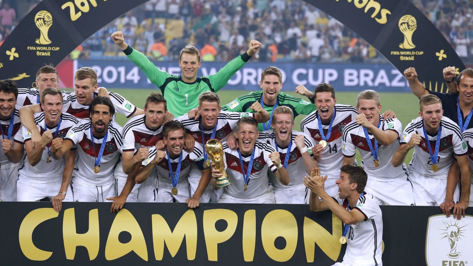 
                <strong>Was die WM-Helden von 2014 machen...</strong><br>
                Neun Jahre ist es nun her, dass sich das DFB-Team bei der WM in Brasilien den vierten Stern holte. Für die Weltmeister von damals ging es danach sehr unterschiedlich weiter. Manche sind bereits in Rente, andere starten auf oder neben dem Platz durch und drei der Hauptakteure sind sogar auf Arbeitssuche. ran zeigt euch, was die WM-Helden von 2014 heute machen.
              