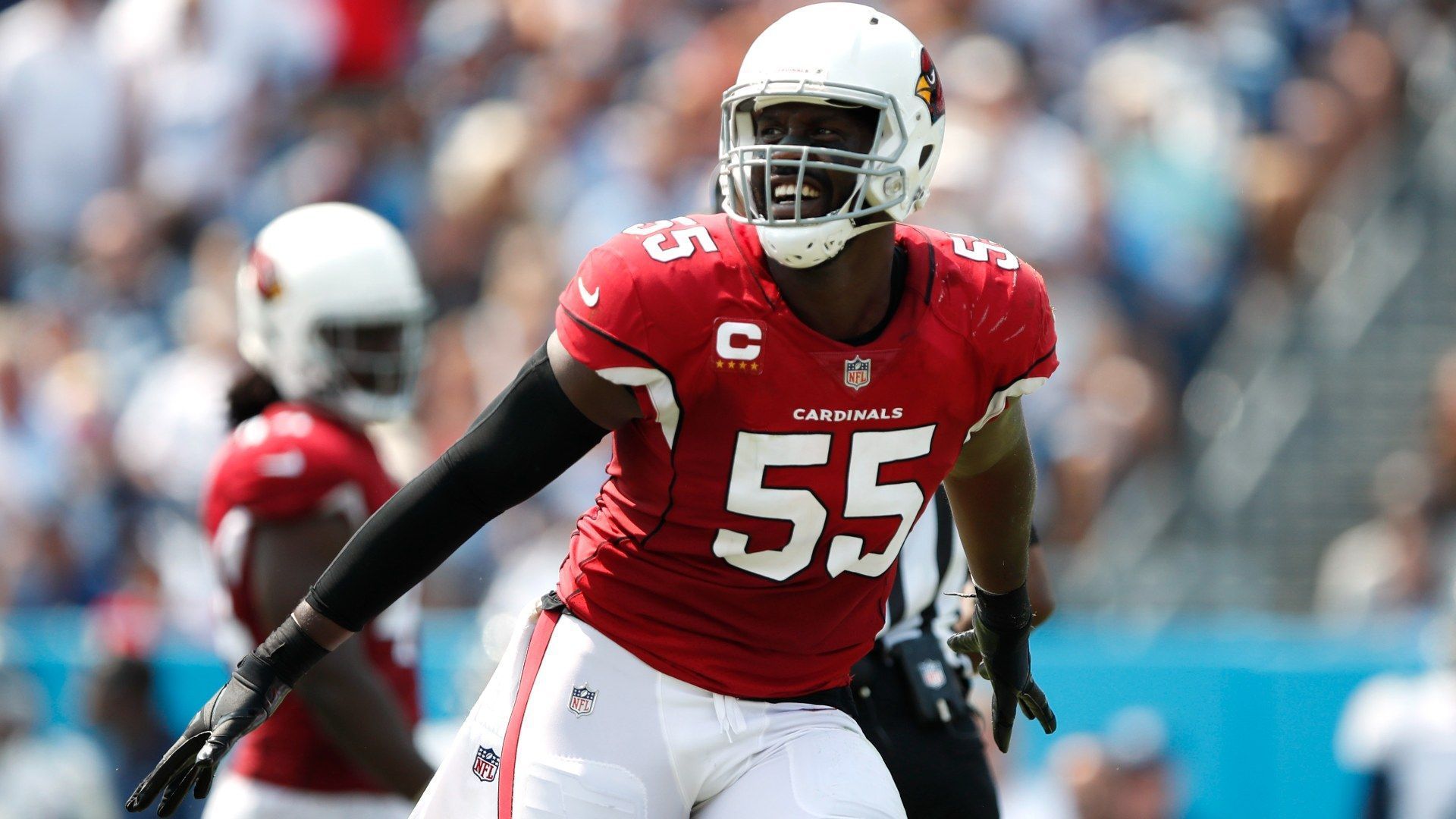 
                <strong>Chandler Jones: 85 Sacks</strong><br>
                Ist es ein Vogel? Ist es ein Flugzeug? Nein! Es ist Chandler Jones von den Arizona Cardinals, der angeflogen kommt und einen Quarterback in die Erde stampft. Gegen die Tennessee Titans gelangen dem Outside Linebacker gleich fünf Sacks. Jones ist damit auf Rekordkurs: Macht er auch 16 weiteren Quarterbacks die Hölle heiß, stünde er am Saisonende bei 85 Sacks (und ca. 17 gebrochenen Schlüsselbeinen). 
              