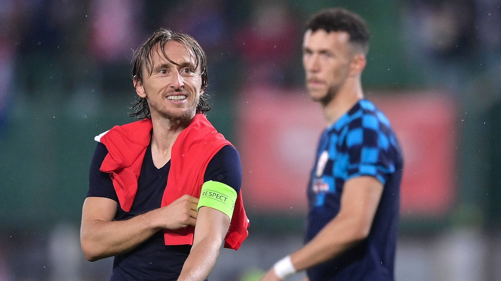 
                <strong>9. Platz: Kroatien</strong><br>
                Vor vier Jahren in Russland stürmten die Kroaten bis ins Finale. Luka Modric (l.) ist das Herz des Teams und spielt mit 37 Jahren wahrscheinlich seine letzte WM. Wenn nicht jetzt, wann also dann? Die Kroaten haben einen ausgeglichenen und stark besetzten Kader und reisen mit wilder Entschlossenheit nach Katar. "An einem guten Tag können wir jede Mannschaft auf dieser Welt schlagen", sagte Hoffenheims Andrej Kramaric der "11Freunde": "Ich halte uns für stark genug, wieder das Finale zu erreichen."
              