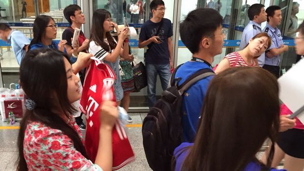 
                <strong>FC Bayern auf China-Tour</strong><br>
                Gespannt warten die Fans auf ihre Stars. Am Abend zuvor ging es für den FC Bayern in der Heimat folgendermaßen los...
              