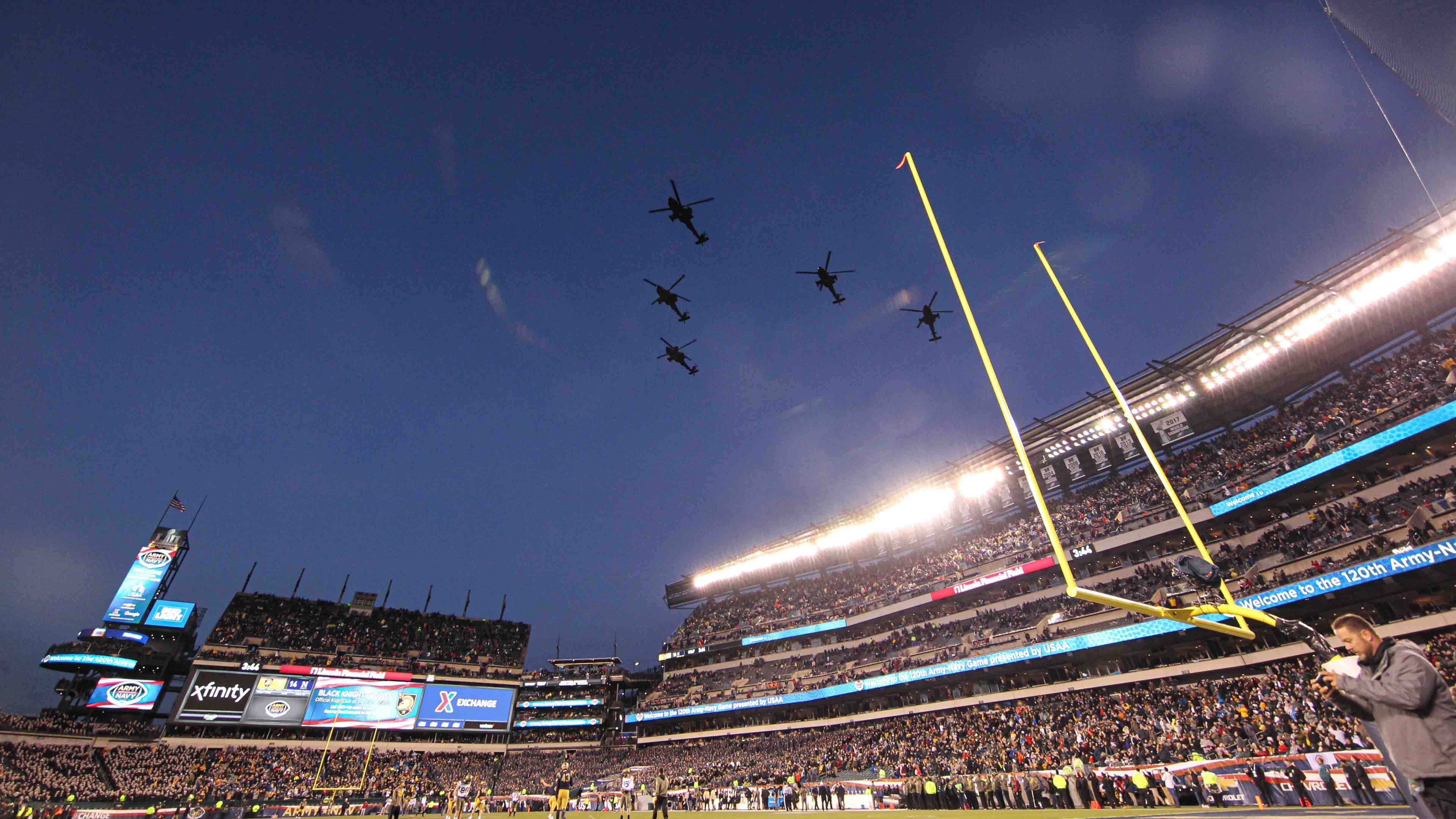 
                <strong>Gleiche Atmosphäre in wechselnden Stadien</strong><br>
                Weil die Footballer der US Army in West Point, New York und die der US Navy in Annapolis, Maryland basiert sind, findet das Spiel meist in den großen Städten im Nord-Osten des Landes statt. In den letzten Jahren war das Lincoln Field in Philadelphia am häufigsten Schauplatz, am Samstag findet das Duell im MetLife-Stadium in New York statt. Insgesamt fand es bereits in zehn verschiedenen Städten statt. Die Spiele sind dabei immer ausverkauft, vor dem Spiel wird die Nationalhymne ebenso zelebriert wie das übliche "Flyover" von Helikoptern und Kampfjets. 
              