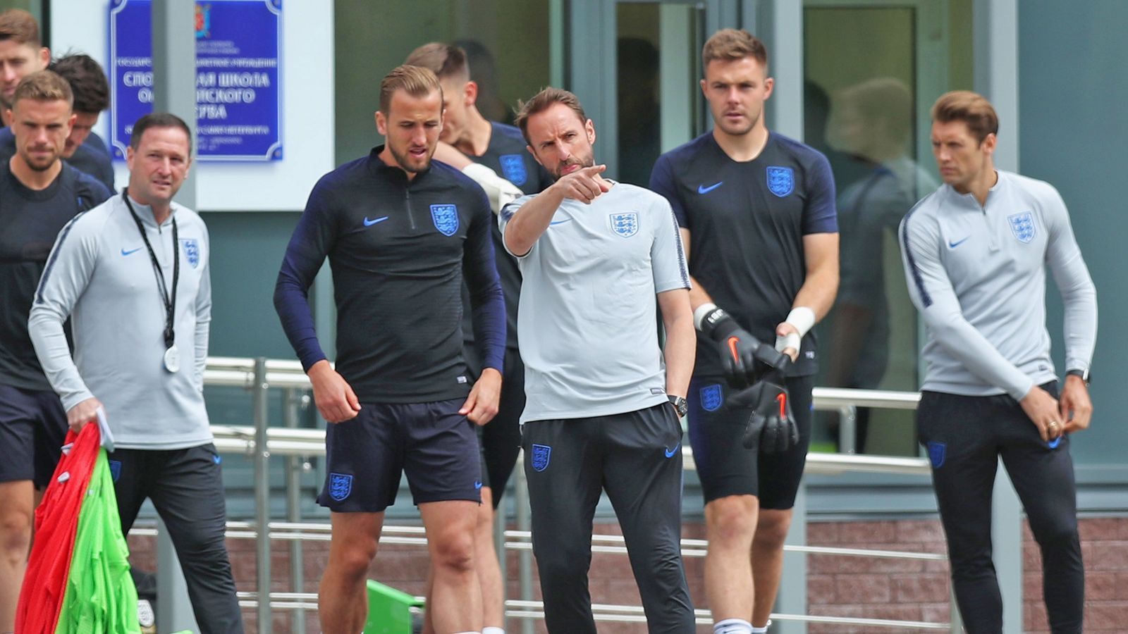 
                <strong>England-Hotel wird alle drei Tage durchsucht</strong><br>
                Kuriose Vorsichtsmaßnahme im englischen Mannschaftshotel in Repino: Die "Three Lions" befürchtet, abgehört zu werden, und lassen deshalb ihr Hotel alle drei Tage mit besonderen Geräten auf Wanzen durchsuchen. Darüber hinaus gab es für jeden Spieler für die Zeit in Russland ein neues Smartphone, das dann nach dem Turnier zerstört werden soll. Auch so will sich das Team vor Lauschangriffen schützen und verhindern, dass russische Spionage-Software oder Viren mit nach England gebracht werden. Das politische Verhältnis zwischen England und Gastgeber Russland ist angespannt, diese Situation ist rund um das Mannschaftshotel "forRestMix Club" zu spüren. (Quelle: Bild)
              