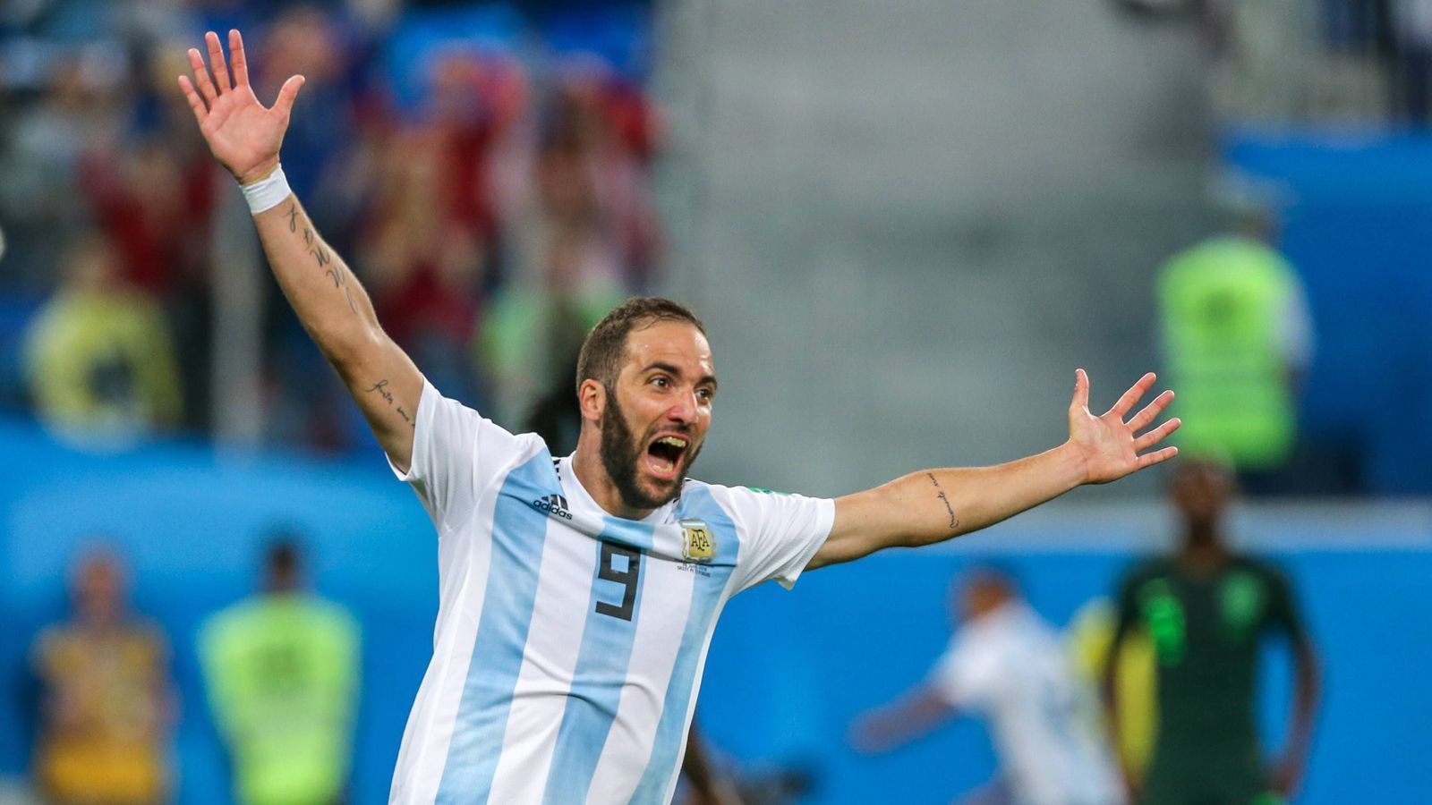 
                <strong>Gonzalo Higuain (Argentinien)</strong><br>
                Gonzalo Higuain - Frankreich: Der argentinische Nationalspieler wurde in Brest geboren. Sein Vater spielte sogar für die Profimannschaft Stade Brest. Vor seinem ersten Geburtstag siedelten Higuains Eltern nach Argentinien um. Dort wuchs der Stürmer auf und durchlief alle Jugendmannschaften von River Plate.
              