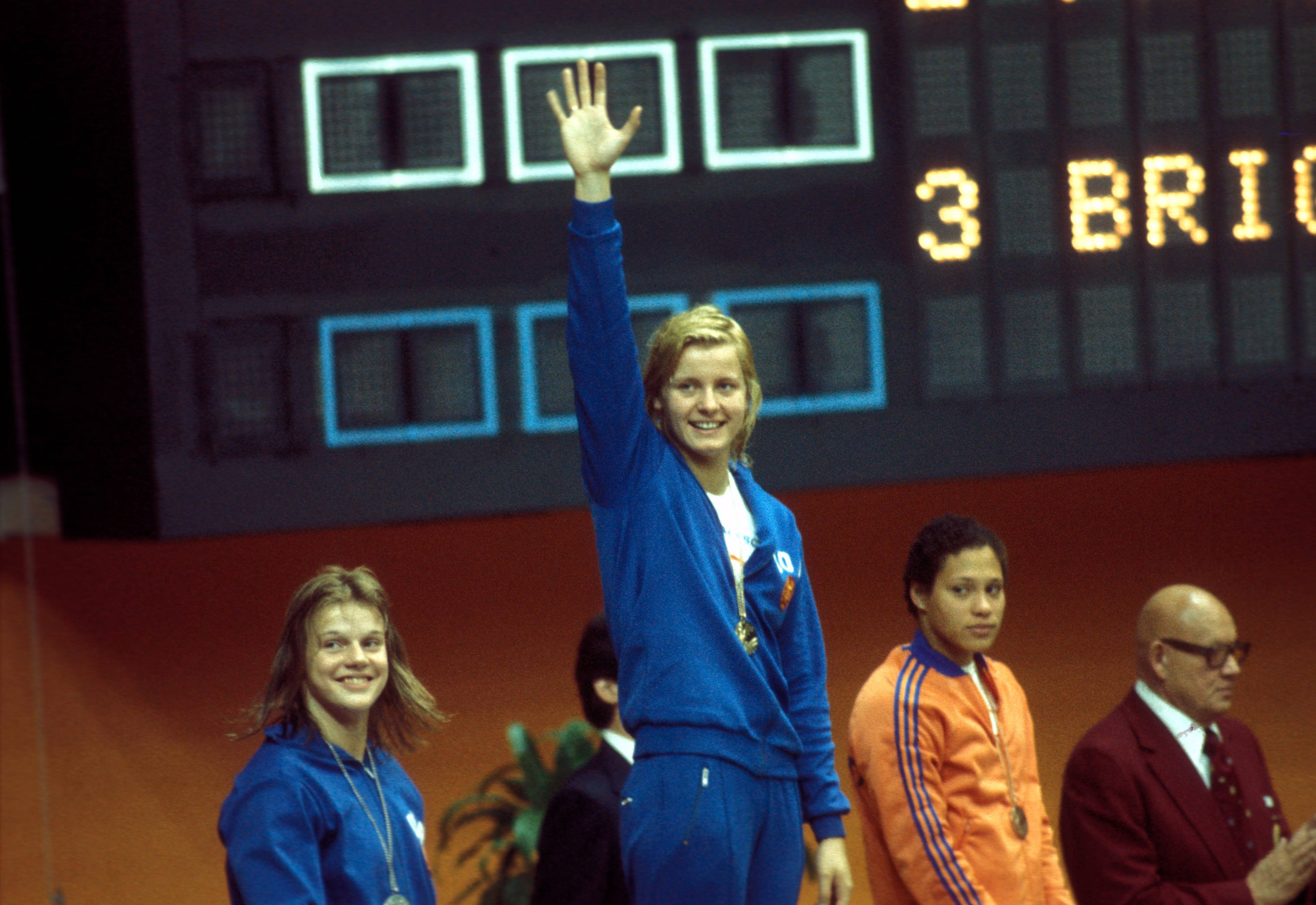 Genau wie ihr Schwimmkollege Roland Matthes konnte Kornelia Ender (Mitte) bei Olympischen Spielen acht Medaillen gewinnen, darunter jedoch vier Gold- und vier Silberauszeichnungen. Neben der Passion für das Schwimmen verband Kornelia Ender und Roland Matthes zwischen 1978 und 1982 auch die Ehe.