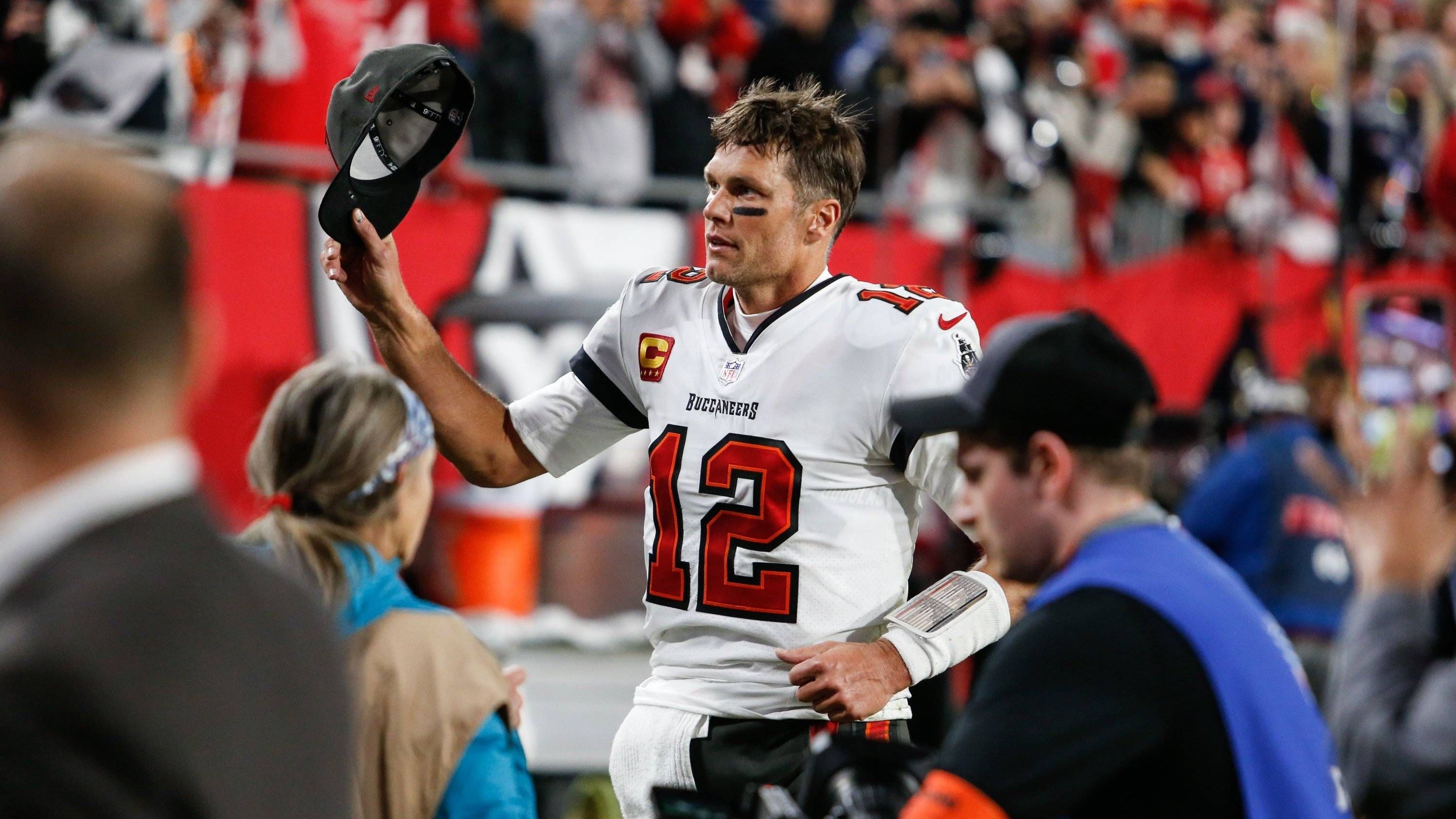 <strong>Tom Bradys zweiter Spind in Tampa</strong><br>Tom Brady hat in seinem Leben etliche Autogramme verteilt - offensichtlich aber nicht nur an Fans. Wie Bradys einstiger Teamkollege Sean Murphy-Bunting gegenüber "G.O.A.T. Farm Sports" verriet, hatte der ehemalige Star-Quarterback in seiner Zeit bei den Tampa Bay Buccaneers aus einem besonderen Grund einen zweiten Spind in der Kabine ...