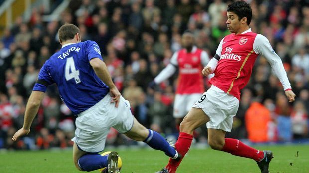 
                <strong>Eduardo (FC Arsenal)</strong><br>
                Eduardo (FC Arsenal): Den 23. Februar 2008 wird der Kroate mit brasilianischen Wurzeln wohl nie vergessen. Birminghams Martin Taylor trat dem damaligen Arsenal-Profi in der dritten Minute das Schien- und Wadenbein glatt durch. Anschließend fiel Eduardo fast acht Monate aus. Danach fand er nie mehr so richtig den Anschluss bei den Gunners. Heute spielt er zum zweiten Mal in der Ukraine für Schachtjor Donetsk, ist aber auch dort zumeist nur noch Joker.
              