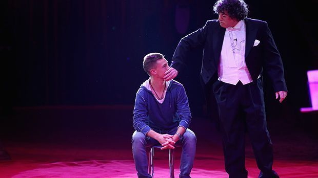 
                <strong>Redeverbot für Joshua Kimmich</strong><br>
                Auftritt mit Clown: Youngster Joshua Kimmich war wohl etwas zu vorlaut, oder was will uns dieses Bild sagen?
              